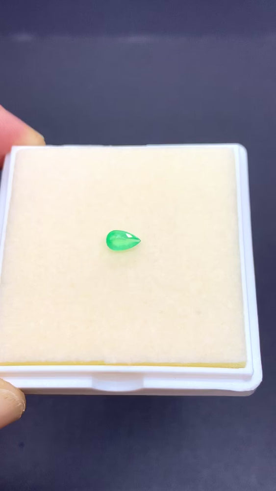 
                      
                        Cargar y reproducir video en el visor de la galería, Esmeralda Brasileña Natural Corte Gota 6.3x3.8 MM
                      
                    