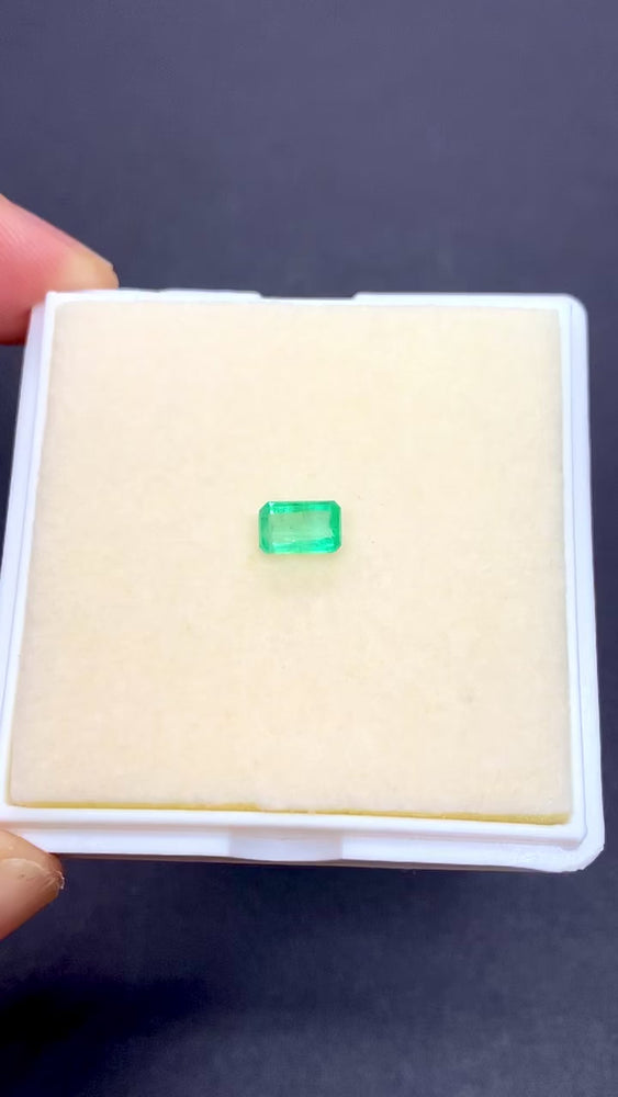 
                      
                        Cargar y reproducir video en el visor de la galería, Esmeralda Brasileña Natural Corte Esmeralda 6.7x4.2 MM
                      
                    