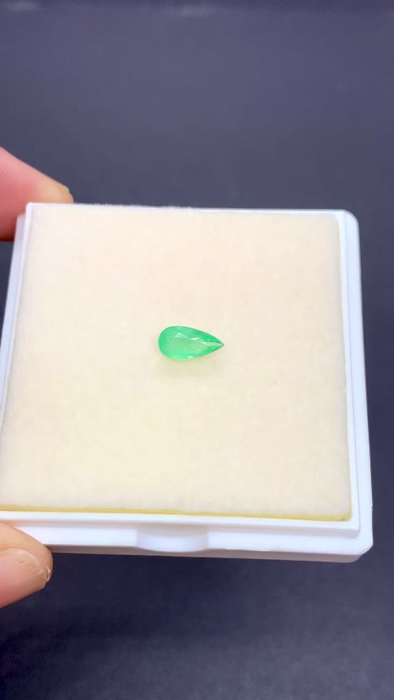 
                      
                        Cargar y reproducir video en el visor de la galería, Esmeralda Brasileña Natural Corte Esmeralda 6.7x4.2 MM
                      
                    